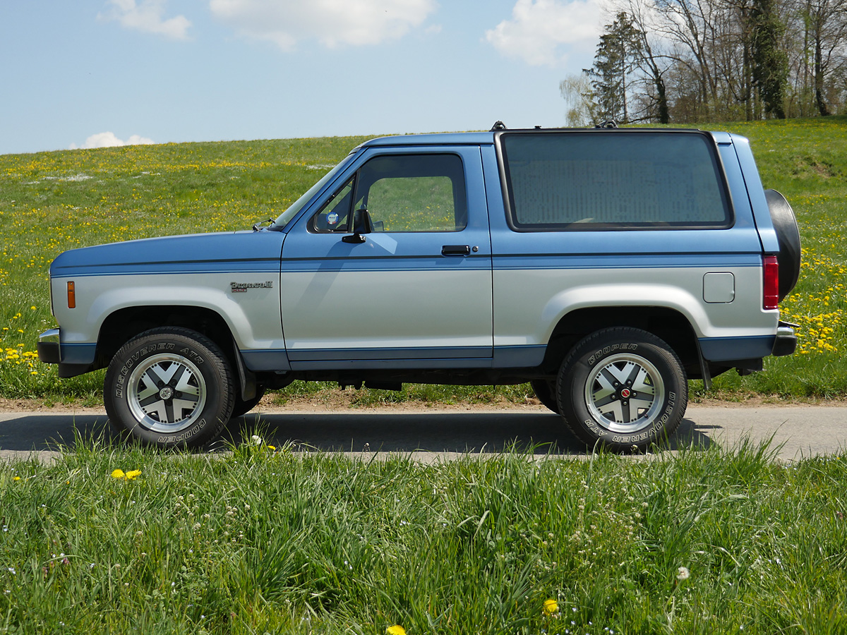 Ford Bronco II XLT 2.9 V6 silber-blau 1989