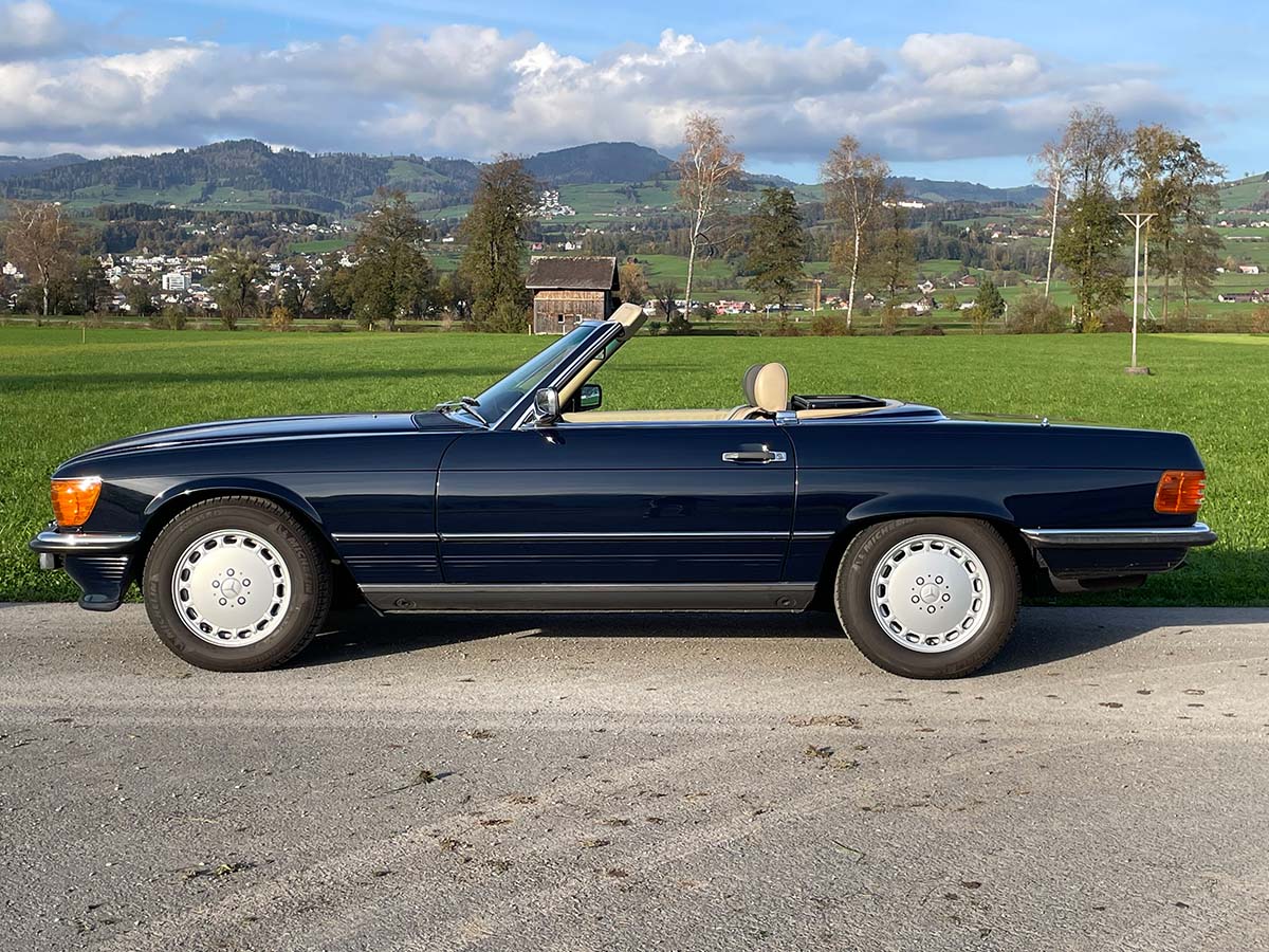 Mercedes Benz 300 SL Cabriolet R107 dunkelblau 1989