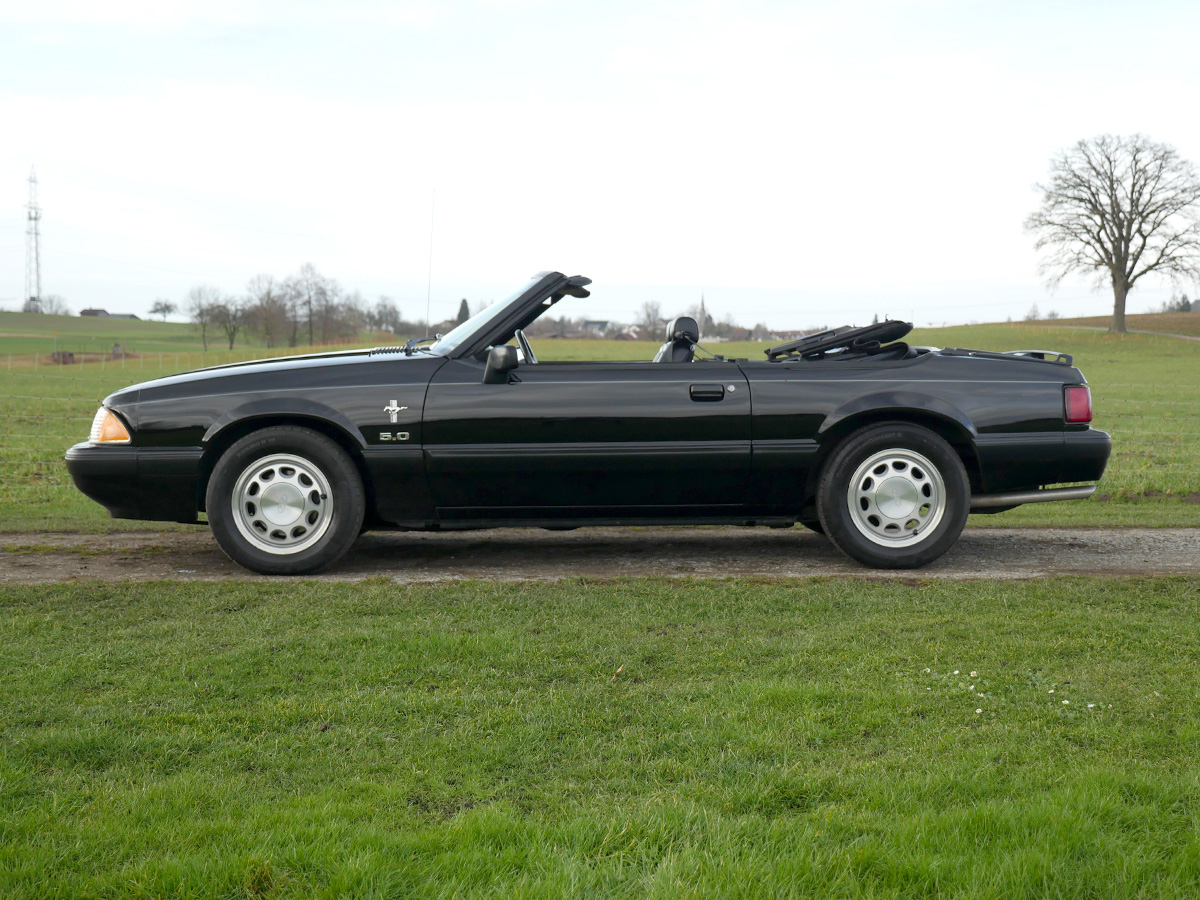 Ford Mustang 5.0 V8 Supercharged 5-Speed schwarz 1990