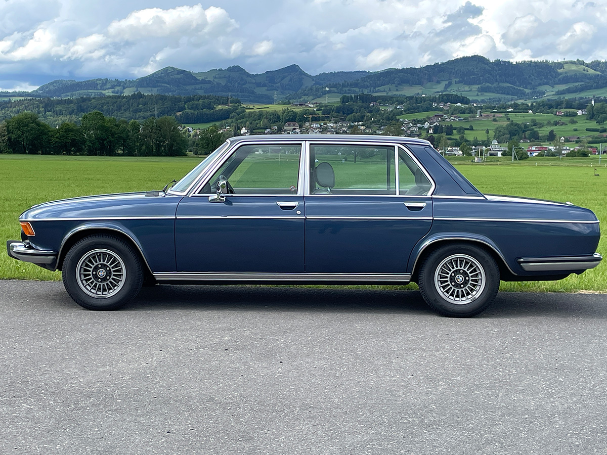 BMW 3.0 L E3 dunkelblau 1975