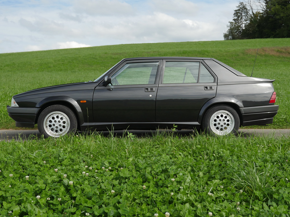 Alfa Romeo 75 TS SE schwarz 1992