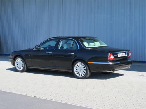 jaguar xj8 4-2 schwarz 2003 1200x900 0002 3